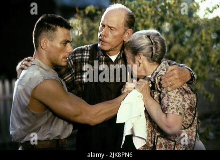 Jean-Claude Van Damme, Rance Howard & Lilyan Chauvin Film: Universal Soldier (USA 1992) Charaktere: Luc Deveraux,John Devreux,Mrs. John Devreux Regie: Roland Emmerich 10 July 1992 **WARNUNG** Dieses Foto ist nur für redaktionelle Verwendung bestimmt und unterliegt dem Copyright von CAROLCO BILDERN und/oder dem Fotografen, der von der Film- oder Produktionsfirma beauftragt wurde und darf nur durch Publikationen im Zusammenhang mit der Bewerbung des oben genannten Films reproduziert werden. Eine obligatorische Gutschrift für CAROLCO-BILDER ist erforderlich. Der Fotograf sollte auch bei Bekanntwerden des Fotos gutgeschrieben werden. Ohne schriftliche Genehmigung kann keine kommerzielle Nutzung gewährt werden Stockfoto