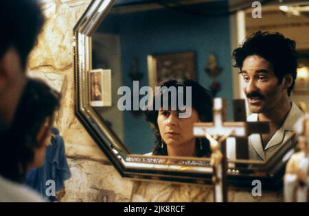 Tracey Ullman & Kevin Kline Film: I Love You to Death (1990) Charaktere: Rosalie Boca & Joey Boca Regie: Lawrence Kasdan 06 April 1990 **WARNUNG** Dieses Foto ist nur für redaktionelle Zwecke bestimmt und unterliegt dem Copyright von TRISTAR und/oder dem von der Film- oder Produktionsgesellschaft beauftragten Fotografen.Es kann nur von Publikationen im Zusammenhang mit der Bewerbung des oben genannten Films reproduziert werden. Eine obligatorische Gutschrift an TRISTAR ist erforderlich. Der Fotograf sollte auch bei Bekanntwerden des Fotos gutgeschrieben werden. Ohne schriftliche Genehmigung der Film Company kann keine kommerzielle Nutzung gewährt werden. Stockfoto