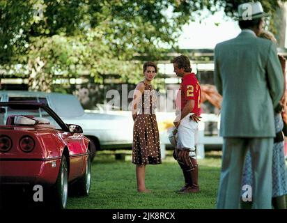 Julia Roberts & Alex Hyde-White Film: Pretty Woman (USA 1990) Charaktere: Vivian ward,David Morse Regie: Garry Marshall 23 March 1990 **WARNUNG** Dieses Foto ist nur für den redaktionellen Gebrauch bestimmt und unterliegt dem Copyright von TOUCHSTONE-BILDERN und/oder dem Fotografen, der von der Film- oder Produktionsfirma beauftragt wurde und darf nur von Publikationen im Zusammenhang mit der Bewerbung des oben genannten Films reproduziert werden. Eine obligatorische Gutschrift für DIE TOUCHSTONE-BILDER ist erforderlich. Der Fotograf sollte auch bei Bekanntwerden des Fotos gutgeschrieben werden. Ohne schriftliche Genehmigung der Film Company kann keine kommerzielle Nutzung gewährt werden. Stockfoto