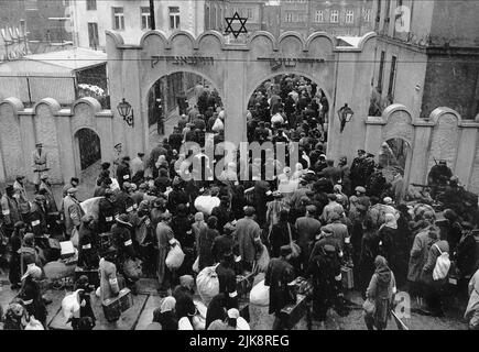 Holocaust-Szene Film: Schindler'S List (USA 1993) Regie: Steven Spielberg 30. November 1993 **WARNUNG** Dieses Foto ist nur für redaktionelle Zwecke bestimmt und unterliegt dem Copyright von UNIVERSAL und/oder dem Fotografen, der von der Film- oder Produktionsfirma beauftragt wurde und darf nur von Publikationen im Zusammenhang mit der Bewerbung des oben genannten Films reproduziert werden. Eine obligatorische Gutschrift an UNIVERSAL ist erforderlich. Der Fotograf sollte auch bei Bekanntwerden des Fotos gutgeschrieben werden. Ohne schriftliche Genehmigung der Film Company kann keine kommerzielle Nutzung gewährt werden. Stockfoto