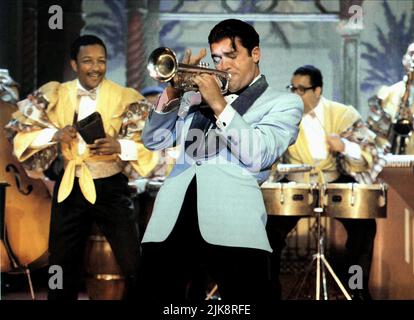 Antonio Banderas Film: The Mambo Kings (1992) Charaktere: Nestor Castillo Regie: Arne Glimcher 28 February 1992 **WARNUNG** Dieses Foto ist nur für den redaktionellen Gebrauch bestimmt und unterliegt dem Copyright von WARNER BROS und/oder des Fotografen, der von der Film- oder Produktionsfirma beauftragt wurde, und kann nur durch Publikationen im Zusammenhang mit der Bewerbung des oben genannten Films reproduziert werden. Eine obligatorische Gutschrift an WARNER BROS ist erforderlich. Der Fotograf sollte auch bei Bekanntwerden des Fotos gutgeschrieben werden. Ohne schriftliche Genehmigung der Film Company kann keine kommerzielle Nutzung gewährt werden. Stockfoto