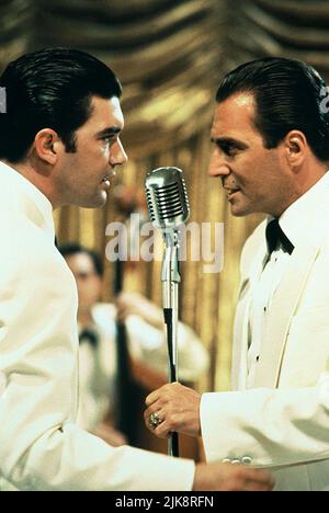 Antonio Banderas & Armand Assante Film: The Mambo Kings (1992) Charaktere: Nestor Castillo & Cesar Castillo Regie: Arne Glimcher 28 February 1992 **WARNUNG** Dieses Foto ist nur für den redaktionellen Gebrauch bestimmt und unterliegt dem Copyright von WARNER BROS und/oder des Fotografen, der von der Film- oder Produktionsfirma beauftragt wurde, und kann nur durch Publikationen im Zusammenhang mit der Bewerbung des oben genannten Films reproduziert werden. Eine obligatorische Gutschrift an WARNER BROS ist erforderlich. Der Fotograf sollte auch bei Bekanntwerden des Fotos gutgeschrieben werden. Ohne schriftliche Genehmigung der Film Company kann keine kommerzielle Nutzung gewährt werden. Stockfoto