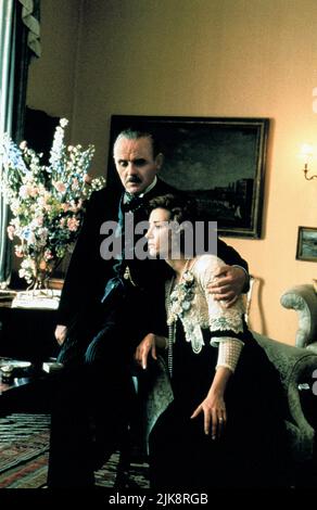 Anthony Hopkins & Emma Thompson Film: Howards End (UK/USA/JP 1992) Charaktere: Henry J. Wilcox,Margaret J. 'Meg' Schlegel / Literaturverfilmung (nach dem Buch von E.M. Forster) Regie: James Ivory 27 February 1992 **WARNUNG** Dieses Foto ist nur für den redaktionellen Gebrauch bestimmt und unterliegt dem Copyright von FILM FOUR INTERNATIONAL und/oder dem Fotografen, der von der Film- oder Produktionsfirma beauftragt wurde und kann nur durch Publikationen im Zusammenhang mit der Bewerbung des oben genannten Films reproduziert werden. Für DIE FILME VON FOUR INTERNATIONAL ist eine obligatorische Gutschrift erforderlich. Der Fotograf sollte auch bei Bekanntwerden des Fotos gutgeschrieben werden. N Stockfoto