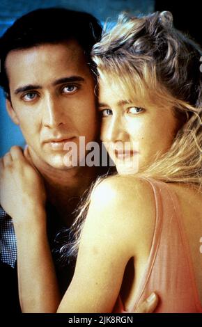 Nicolas Cage & Laura dern Film: Wild at Heart (USA 1990) Charaktere: Seemann Ripley & Lula Fortune / Literaturfilmung (nach dem Buch von Barry Gifford) Regie: David Lynch 19 May 1990 **WARNUNG** Dieses Foto ist nur für den redaktionellen Gebrauch bestimmt und unterliegt dem Copyright von POLYGRAM FILMUNTERHALTUNG und/oder dem Fotografen, der von der Film- oder Produktionsfirma beauftragt wurde und kann nur durch Publikationen im Zusammenhang mit der Bewerbung des oben genannten Films reproduziert werden. Eine obligatorische Gutschrift für DIE VON POLYGRAM GEFILMTE UNTERHALTUNG ist erforderlich. Der Fotograf sollte auch bei Bekanntwerden des Fotos gutgeschrieben werden. Keine kommerzielle Nutzung Stockfoto