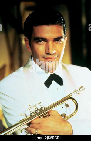 Antonio Banderas Film: The Mambo Kings (1992) Charaktere: Nestor Castillo Regie: Arne Glimcher 28 February 1992 **WARNUNG** Dieses Foto ist nur für den redaktionellen Gebrauch bestimmt und unterliegt dem Copyright von WARNER BROS und/oder des Fotografen, der von der Film- oder Produktionsfirma beauftragt wurde, und kann nur durch Publikationen im Zusammenhang mit der Bewerbung des oben genannten Films reproduziert werden. Eine obligatorische Gutschrift an WARNER BROS ist erforderlich. Der Fotograf sollte auch bei Bekanntwerden des Fotos gutgeschrieben werden. Ohne schriftliche Genehmigung der Film Company kann keine kommerzielle Nutzung gewährt werden. Stockfoto