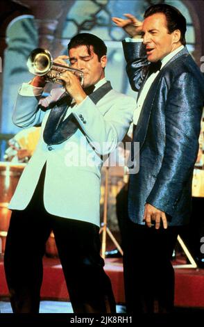 Antonio Banderas & Armand Assante Film: The Mambo Kings (1992) Charaktere: Nestor Castillo & Cesar Castillo Regie: Arne Glimcher 28 February 1992 **WARNUNG** Dieses Foto ist nur für den redaktionellen Gebrauch bestimmt und unterliegt dem Copyright von WARNER BROS und/oder des Fotografen, der von der Film- oder Produktionsfirma beauftragt wurde, und kann nur durch Publikationen im Zusammenhang mit der Bewerbung des oben genannten Films reproduziert werden. Eine obligatorische Gutschrift an WARNER BROS ist erforderlich. Der Fotograf sollte auch bei Bekanntwerden des Fotos gutgeschrieben werden. Ohne schriftliche Genehmigung der Film Company kann keine kommerzielle Nutzung gewährt werden. Stockfoto