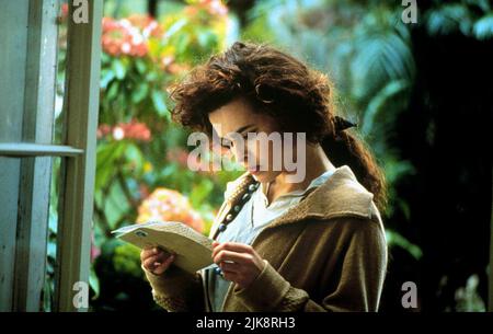 Helena Bonham Carter Film: Howards End (UK/USA/JP 1992) Charaktere: Helen Schlegel / Literaturverfilmung (nach dem Buch von E.M. Forster) Regie: James Ivory 27 February 1992 **WARNUNG** Dieses Foto ist nur für den redaktionellen Gebrauch bestimmt und unterliegt dem Copyright von FILM FOUR INTERNATIONAL und/oder dem Fotografen, der von der Film- oder Produktionsfirma beauftragt wurde und kann nur durch Publikationen im Zusammenhang mit der Bewerbung des oben genannten Films reproduziert werden. Für DIE FILME VON FOUR INTERNATIONAL ist eine obligatorische Gutschrift erforderlich. Der Fotograf sollte auch bei Bekanntwerden des Fotos gutgeschrieben werden. Ohne kann keine kommerzielle Nutzung gewährt werden Stockfoto