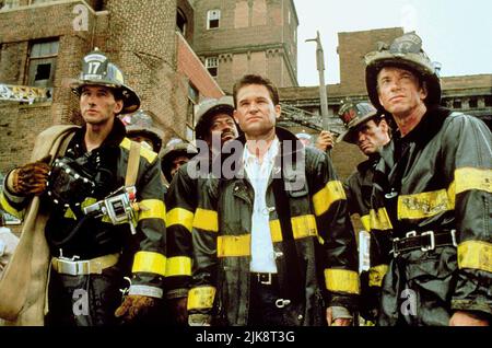 William Baldwin, Kurt Russell & Scott Glenn Film: Backdraft (1991) Charaktere: Brian McCaffrey,Stephen 'Bull' McCaffrey & John 'AX' Adcox Regie: Ron Howard 24 May 1991 **WARNUNG** Dieses Foto ist nur für redaktionelle Zwecke bestimmt und unterliegt dem Copyright von UNIVERSAL und/oder dem Fotografen, der von der Film- oder Produktionsfirma beauftragt wurde und darf nur von Publikationen im Zusammenhang mit der Bewerbung des oben genannten Films reproduziert werden. Eine obligatorische Gutschrift an UNIVERSAL ist erforderlich. Der Fotograf sollte auch bei Bekanntwerden des Fotos gutgeschrieben werden. Ohne schriftliche Genehmigung der Film Com kann keine kommerzielle Nutzung gewährt werden Stockfoto