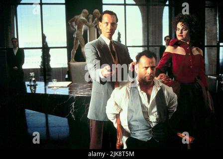 Richard E. Grant, Bruce Willis & Sandra Bernhard Film: Hudson Hawk (USA 1991) Charaktere: Darwin Mayflower,Hudson Hawk & Minerva Mayflower Regie: Michael Lehmann 24 May 1991 **WARNUNG** Dieses Foto ist nur für redaktionelle Zwecke bestimmt und unterliegt dem Copyright von COLUMBIA TRISTAR und/oder des Fotografen, der von der Film- oder Produktionsfirma beauftragt wurde und darf nur von Publikationen im Zusammenhang mit der Bewerbung des oben genannten Films reproduziert werden. Eine obligatorische Gutschrift an COLUMBIA TRISTAR ist erforderlich. Der Fotograf sollte auch bei Bekanntwerden des Fotos gutgeschrieben werden. Ohne schriftliche Genehmigung kann keine kommerzielle Nutzung gewährt werden Stockfoto