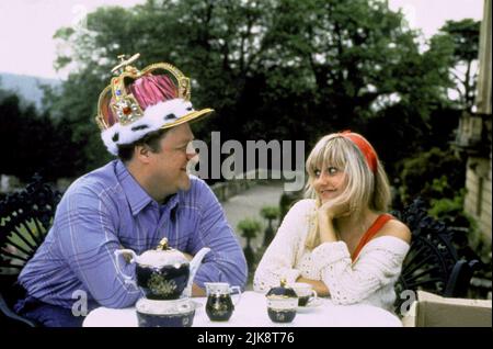 John Goodman & Camille Coduri Film: King Ralph (1990) Charaktere: Ralph Hampton Gainesworth Jones & Miranda Green Regie: David S. ward 15 February 1991 **WARNUNG** Dieses Foto ist nur für redaktionelle Zwecke bestimmt und unterliegt dem Copyright von UNIVERSAL und/oder dem Fotografen, der von der Film- oder Produktionsfirma beauftragt wurde und darf nur von Publikationen im Zusammenhang mit der Bewerbung des oben genannten Films reproduziert werden. Eine obligatorische Gutschrift an UNIVERSAL ist erforderlich. Der Fotograf sollte auch bei Bekanntwerden des Fotos gutgeschrieben werden. Ohne schriftliche Genehmigung der Film Company kann keine kommerzielle Nutzung gewährt werden. Stockfoto