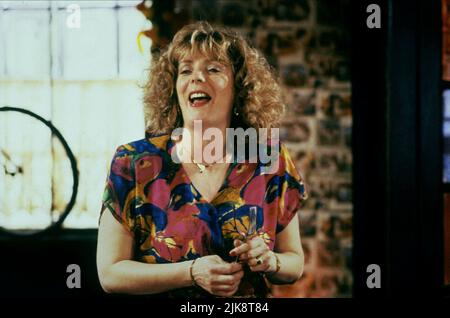 Alison Steadman Film: Life Is Sweet; (1991) Charaktere: Wendy Regie: Mike Leigh 22 March 1991 **WARNUNG** Dieses Foto ist nur für redaktionelle Zwecke bestimmt und unterliegt dem Copyright von CHANNEL FOUR und/oder des Fotografen, der von der Film- oder Produktionsfirma beauftragt wurde, und kann nur von Publikationen im Zusammenhang mit der Bewerbung des oben genannten Films reproduziert werden. Eine obligatorische Gutschrift für KANAL 4 ist erforderlich. Der Fotograf sollte auch bei Bekanntwerden des Fotos gutgeschrieben werden. Ohne schriftliche Genehmigung der Film Company kann keine kommerzielle Nutzung gewährt werden. Stockfoto