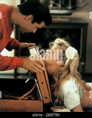 Alec Baldwin & Kim Basinger Film Too Hot to Handle, The Marrying man (1991) Charaktere: Charley Pearl & Vicki Anderson Regie: Jerry Rees 05. April 1991 **WARNUNG** dieses Foto ist nur für redaktionelle Zwecke bestimmt und unterliegt dem Copyright von BUENA VISTA und/oder dem Fotografen, der von der Film or Production Company zugewiesen wurde. Es ist eine obligatorische Gutschrift für BUENA VISTA erforderlich. Der Fotograf sollte ebenfalls angerechnet werden, wenn er bekannt ist. Ohne schriftliche Genehmigung der Film Company kann keine kommerzielle Nutzung gewährt werden. Stockfoto