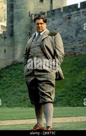 John Goodman Film: King Ralph (1991) Charaktere: Ralph Hampton Gainesworth Jones Regie: David S. ward 15 February 1991 **WARNUNG** Dieses Foto ist nur für redaktionelle Zwecke bestimmt und unterliegt dem Copyright von UNIVERSAL und/oder dem Fotografen, der von der Film- oder Produktionsfirma beauftragt wurde und darf nur von Publikationen im Zusammenhang mit der Bewerbung des oben genannten Films reproduziert werden. Eine obligatorische Gutschrift an UNIVERSAL ist erforderlich. Der Fotograf sollte auch bei Bekanntwerden des Fotos gutgeschrieben werden. Ohne schriftliche Genehmigung der Film Company kann keine kommerzielle Nutzung gewährt werden. Stockfoto