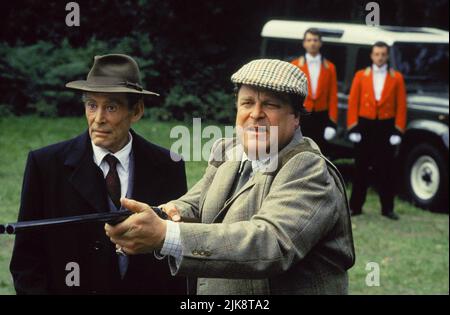 Peter O'Toole & John Goodman Film: King Ralph (1991) Charaktere: Sir Cedric Charles Willingham & Ralph Hampton Gainesworth Jones Regie: David S. ward 15 February 1991 **WARNUNG** Dieses Foto ist nur für redaktionelle Zwecke bestimmt und unterliegt dem Copyright von UNIVERSAL und/oder dem Fotografen, der von der Film- oder Produktionsfirma beauftragt wurde und darf nur von Publikationen im Zusammenhang mit der Bewerbung des oben genannten Films reproduziert werden. Eine obligatorische Gutschrift an UNIVERSAL ist erforderlich. Der Fotograf sollte auch bei Bekanntwerden des Fotos gutgeschrieben werden. Ohne schriftliche Genehmigung der Film Compa kann keine kommerzielle Nutzung gewährt werden Stockfoto