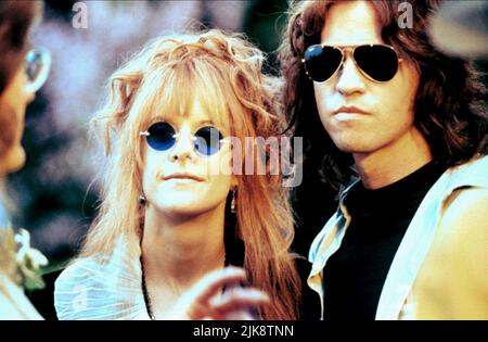 MEG Ryan & Val Kilmer Film: The Doors (USA 1991) Charaktere: Pamela Courson & Jim Morrison Regie: Oliver Stone 23 February 1991 **WARNUNG** Dieses Foto ist nur für redaktionelle Verwendung bestimmt und unterliegt dem Copyright von TRISTAR-BILDERN und/oder dem Fotografen, der von der Film- oder Produktionsfirma beauftragt wurde und darf nur von Publikationen im Zusammenhang mit der Bewerbung des oben genannten Films reproduziert werden. Eine obligatorische Gutschrift für TRISTAR-BILDER ist erforderlich. Der Fotograf sollte auch bei Bekanntwerden des Fotos gutgeschrieben werden. Ohne schriftliche Genehmigung der Film Company kann keine kommerzielle Nutzung gewährt werden. Stockfoto