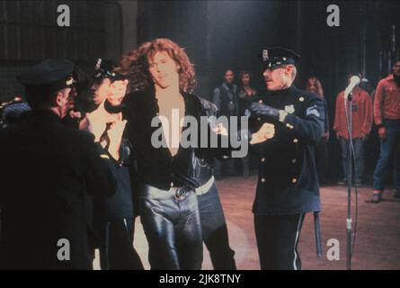 Val Kilmer Film: The Doors (USA 1991) Charaktere: Jim Morrison Regie: Oliver Stone 23 February 1991 **WARNUNG** Dieses Foto ist nur für redaktionelle Verwendung bestimmt und unterliegt dem Copyright von TRISTAR-BILDERN und/oder dem Fotografen, der von der Film- oder Produktionsfirma beauftragt wurde und darf nur von Publikationen im Zusammenhang mit der Bewerbung des oben genannten Films reproduziert werden. Eine obligatorische Gutschrift für TRISTAR-BILDER ist erforderlich. Der Fotograf sollte auch bei Bekanntwerden des Fotos gutgeschrieben werden. Ohne schriftliche Genehmigung der Film Company kann keine kommerzielle Nutzung gewährt werden. Stockfoto