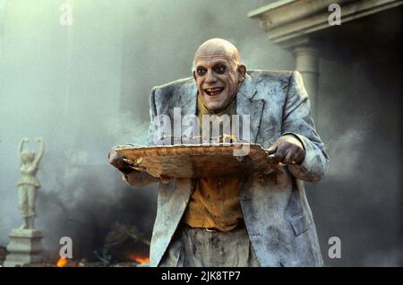 Christopher Lloyd Film: Addams Family Values (USA 1993) Charaktere: Onkel fester Addams Regie: Barry Sonnenfeld 19. November 1993 **WARNUNG** Dieses Foto ist nur für redaktionelle Zwecke bestimmt und unterliegt dem Copyright von PARAMOUNT PICTURES und/oder des Fotografen, der von der Film- oder Produktionsfirma beauftragt wurde und darf nur von Publikationen im Zusammenhang mit der Bewerbung des oben genannten Films reproduziert werden. Eine obligatorische Gutschrift für PARAMOUNT-BILDER ist erforderlich. Der Fotograf sollte auch bei Bekanntwerden des Fotos gutgeschrieben werden. Ohne schriftliche Genehmigung der Film Company kann keine kommerzielle Nutzung gewährt werden. Stockfoto