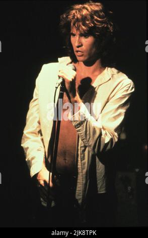 Val Kilmer Film: The Doors (USA 1991) Charaktere: Jim Morrison Regie: Oliver Stone 23 February 1991 **WARNUNG** Dieses Foto ist nur für redaktionelle Verwendung bestimmt und unterliegt dem Copyright von TRISTAR-BILDERN und/oder dem Fotografen, der von der Film- oder Produktionsfirma beauftragt wurde und darf nur von Publikationen im Zusammenhang mit der Bewerbung des oben genannten Films reproduziert werden. Eine obligatorische Gutschrift für TRISTAR-BILDER ist erforderlich. Der Fotograf sollte auch bei Bekanntwerden des Fotos gutgeschrieben werden. Ohne schriftliche Genehmigung der Film Company kann keine kommerzielle Nutzung gewährt werden. Stockfoto