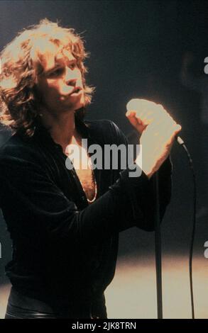 Val Kilmer Film: The Doors (USA 1991) Charaktere: Jim Morrison Regie: Oliver Stone 23 February 1991 **WARNUNG** Dieses Foto ist nur für redaktionelle Verwendung bestimmt und unterliegt dem Copyright von TRISTAR-BILDERN und/oder dem Fotografen, der von der Film- oder Produktionsfirma beauftragt wurde und darf nur von Publikationen im Zusammenhang mit der Bewerbung des oben genannten Films reproduziert werden. Eine obligatorische Gutschrift für TRISTAR-BILDER ist erforderlich. Der Fotograf sollte auch bei Bekanntwerden des Fotos gutgeschrieben werden. Ohne schriftliche Genehmigung der Film Company kann keine kommerzielle Nutzung gewährt werden. Stockfoto