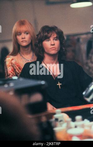 MEG Ryan & Val Kilmer Film: The Doors (USA 1991) Charaktere: Pamela Courson & Jim Morrison Regie: Oliver Stone 23 February 1991 **WARNUNG** Dieses Foto ist nur für redaktionelle Verwendung bestimmt und unterliegt dem Copyright von TRISTAR-BILDERN und/oder dem Fotografen, der von der Film- oder Produktionsfirma beauftragt wurde und darf nur von Publikationen im Zusammenhang mit der Bewerbung des oben genannten Films reproduziert werden. Eine obligatorische Gutschrift für TRISTAR-BILDER ist erforderlich. Der Fotograf sollte auch bei Bekanntwerden des Fotos gutgeschrieben werden. Ohne schriftliche Genehmigung der Film Company kann keine kommerzielle Nutzung gewährt werden. Stockfoto