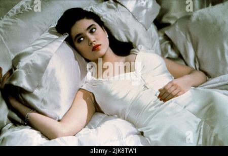 Jennifer Connelly Film: The Rocketeer (1991) Charaktere: Jenny Blake Regie: Joe Johnston 21 June 1991 **WARNUNG** Dieses Foto ist nur für redaktionelle Zwecke bestimmt und unterliegt dem Copyright von DISNEY und/oder dem Fotografen, der von der Film- oder Produktionsfirma beauftragt wurde, und kann nur von Publikationen im Zusammenhang mit der Bewerbung des oben genannten Films reproduziert werden. Eine obligatorische Gutschrift an DISNEY ist erforderlich. Der Fotograf sollte auch bei Bekanntwerden des Fotos gutgeschrieben werden. Ohne schriftliche Genehmigung der Film Company kann keine kommerzielle Nutzung gewährt werden. Stockfoto