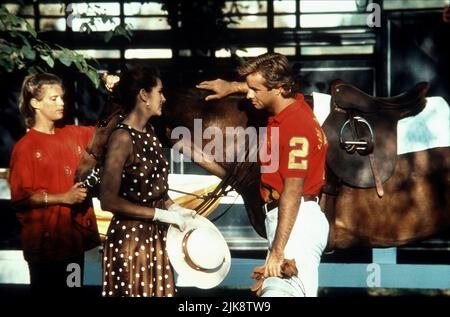 Julia Roberts & Alex Hyde-White Film: Pretty Woman (USA 1990) Charaktere: Vivian ward,David Morse Regie: Garry Marshall 23 March 1990 **WARNUNG** Dieses Foto ist nur für den redaktionellen Gebrauch bestimmt und unterliegt dem Copyright von TOUCHSTONE-BILDERN und/oder dem Fotografen, der von der Film- oder Produktionsfirma beauftragt wurde und darf nur von Publikationen im Zusammenhang mit der Bewerbung des oben genannten Films reproduziert werden. Eine obligatorische Gutschrift für DIE TOUCHSTONE-BILDER ist erforderlich. Der Fotograf sollte auch bei Bekanntwerden des Fotos gutgeschrieben werden. Ohne schriftliche Genehmigung der Film Company kann keine kommerzielle Nutzung gewährt werden. Stockfoto