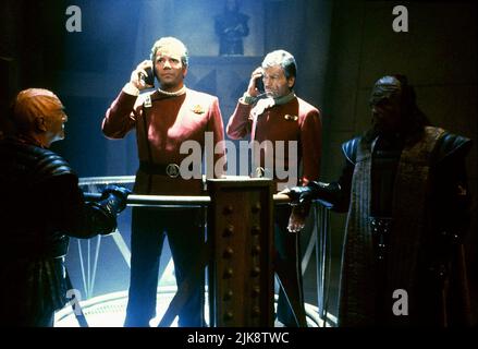 Christopher Plummer, William Shatner, DeForest Kelley Film: Star Trek VI: The Undiscovered Country (USA 1989) Charaktere: General Chang,Captain James T. Kirk,Dr. Leonard Director: Nicholy Meyer 03 December 1991 **WARNUNG** Dieses Foto ist nur für redaktionelle Verwendung bestimmt und unterliegt dem Copyright von PARAMOUNT PICTURES und/oder des Fotografen, der von der Film- oder Produktionsfirma beauftragt wurde und darf nur von Publikationen im Zusammenhang mit der Bewerbung des oben genannten Films reproduziert werden. Eine obligatorische Gutschrift für PARAMOUNT-BILDER ist erforderlich. Der Fotograf sollte auch bei Bekanntwerden des Fotos gutgeschrieben werden. Keine kommerzielle Nutzung Stockfoto