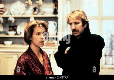 Alan Rickman & Juliet Stevenson Film: Truly Madly deeply (UK 1990) Charaktere: Jamie,Nina Regie: Anthony Minghella 10. November 1990 **WARNUNG** Dieses Foto ist nur für redaktionelle Verwendung bestimmt und unterliegt dem Copyright der BBC und/oder des Fotografen, der von der Film- oder Produktionsfirma beauftragt wurde, und kann nur von Publikationen im Zusammenhang mit der Bewerbung des oben genannten Films reproduziert werden. Eine obligatorische Gutschrift an BBC ist erforderlich. Der Fotograf sollte auch bei Bekanntwerden des Fotos gutgeschrieben werden. Ohne schriftliche Genehmigung der Film Company kann keine kommerzielle Nutzung gewährt werden. Stockfoto