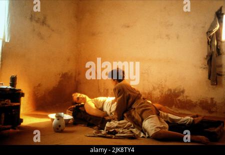 John Malkovich & Debra Winger Film: The Sheltering Sky (UK/IT 1990) Charaktere: Port Moresby & Kit Moresby / Literaturfilmung (nach dem Buch von Paul Bowles) Regie: Bernardo Bertolucci 25. Oktober 1990 **WARNUNG** Dieses Foto ist nur für redaktionelle Zwecke bestimmt und unterliegt dem Copyright von WARNER BROS. Und/oder des Fotografen, der von der Film- oder Produktionsfirma beauftragt wurde und nur durch Publikationen im Zusammenhang mit der Bewerbung des oben genannten Films reproduziert werden kann. Eine obligatorische Gutschrift an WARNER BROS. Ist erforderlich. Der Fotograf sollte auch bei Bekanntwerden des Fotos gutgeschrieben werden. Eine kommerzielle Nutzung kann nicht gewährt werden Stockfoto