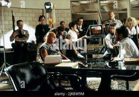 Woody Harrelson & Robert Downey Jr. Film Natural Born Killers (USA 1994) Charaktere: Mickey Knox & Regie: Oliver Stone 26. August 1994 **WARNUNG** dieses Foto ist nur für redaktionelle Zwecke und ist urheberrechtlich geschützt von WARNER BROS. Und/oder dem von der Film- oder Produktionsgesellschaft beauftragten Fotografen und dürfen nur durch Veröffentlichungen in Verbindung mit der Werbung für den oben genannten Film reproduziert werden. Eine obligatorische Gutschrift an WARNER BROS. Ist erforderlich. Der Fotograf sollte ebenfalls angerechnet werden, wenn er bekannt ist. Ohne schriftliche Genehmigung der Film Company kann keine kommerzielle Nutzung gewährt werden. Stockfoto