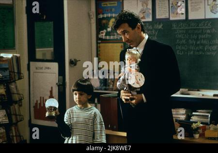 Tim Allen, Eric Lloyd Film: The Santa Clause (USA 1994) Charaktere: Scott Calvin,Charlie Calvin Regie: John Pasquin 11 November 1994 **WARNUNG** Dieses Foto ist nur für redaktionelle Zwecke bestimmt und unterliegt dem Copyright von DISNEY und/oder dem von der Film- oder Produktionsfirma beauftragten Fotografen.Es kann nur von Publikationen im Zusammenhang mit der Bewerbung des oben genannten Films reproduziert werden. Eine obligatorische Gutschrift an DISNEY ist erforderlich. Der Fotograf sollte auch bei Bekanntwerden des Fotos gutgeschrieben werden. Ohne schriftliche Genehmigung der Film Company kann keine kommerzielle Nutzung gewährt werden. Stockfoto