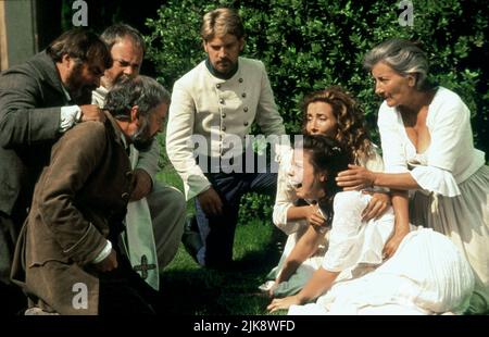 Richard Briers, Kenneth Branagh, Emma Thompson, Kate Beckinsale, Phyllida Law Film: Much Ado About Nothing (1994) Charaktere: Leonato,Benedick,Beatrice,Hero,Ursula Regie: Kenneth Branagh 07 May 1993 **WARNUNG** Dieses Foto ist nur für den redaktionellen Gebrauch bestimmt und unterliegt dem Copyright der BBC und/oder des Fotografen, der von der Film- oder Produktionsfirma beauftragt wurde, und kann nur von Publikationen im Zusammenhang mit der Bewerbung des oben genannten Films reproduziert werden. Eine obligatorische Gutschrift an BBC ist erforderlich. Der Fotograf sollte auch bei Bekanntwerden des Fotos gutgeschrieben werden. Ohne schriftliche Genehmigung kann keine kommerzielle Nutzung gewährt werden Stockfoto