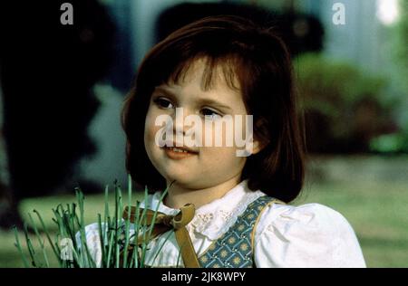 Brittany Ashton Holmes Film: The Little Rascals (1994) Charaktere: Darla Jean Hood Regie: Penelope Spheeris 05 August 1994 **WARNUNG** Dieses Foto ist nur für den redaktionellen Gebrauch bestimmt und unterliegt dem Copyright von UNIVERSAL und/oder dem Fotografen, der von der Film- oder Produktionsfirma beauftragt wurde und darf nur durch Publikationen im Zusammenhang mit der Bewerbung des oben genannten Films reproduziert werden. Eine obligatorische Gutschrift an UNIVERSAL ist erforderlich. Der Fotograf sollte auch bei Bekanntwerden des Fotos gutgeschrieben werden. Ohne schriftliche Genehmigung der Film Company kann keine kommerzielle Nutzung gewährt werden. Stockfoto