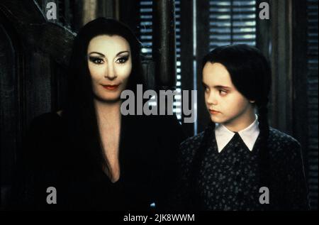 Anjelica Huston & Christina Ricci Film: Addams Family Values (USA 1993) Charaktere: Morticia Addams & Wednesday Addams Regie: Barry Sonnenfeld 19. November 1993 **WARNUNG** Dieses Foto ist nur für redaktionelle Zwecke bestimmt und unterliegt dem Copyright von PARAMOUNT PICTURES und/oder des Fotografen, der von der Film- oder Produktionsfirma beauftragt wurde und darf nur von Publikationen im Zusammenhang mit der Bewerbung des oben genannten Films reproduziert werden. Eine obligatorische Gutschrift für PARAMOUNT-BILDER ist erforderlich. Der Fotograf sollte auch bei Bekanntwerden des Fotos gutgeschrieben werden. Eine kommerzielle Nutzung kann ohne schriftliche Genehmigung des nicht gewährt werden Stockfoto