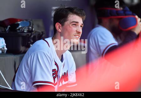 Atlanta, GA, USA. 31.. Juli 2022. Atlanta Braves Pitcher Max Fried beobachtet den Dugout während des fünften Innings eines MLB-Spiels gegen die Arizona Diamondbacks im Truist Park in Atlanta, GA. Austin McAfee/CSM/Alamy Live News Stockfoto