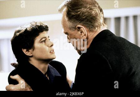 Sean Young & Max von Sydow Film: A Kiss before Dying (USA/UK 1991) Charaktere: Ellen / Dorothy Carlsson,Thor Carlsson / Literaturverfilmung (nach dem Buch von Ira Levin) Regie: James Dearden 26 April 1991 **WARNUNG** Dieses Foto ist nur für redaktionelle Verwendung bestimmt und unterliegt dem Copyright von UNIVERSAL-BILDERN und/oder dem Fotografen, der von der Film- oder Produktionsfirma beauftragt wurde und darf nur von Publikationen im Zusammenhang mit der Bewerbung des oben genannten Films reproduziert werden. Eine obligatorische Gutschrift für UNIVERSELLE BILDER ist erforderlich. Der Fotograf sollte auch bei Bekanntwerden des Fotos gutgeschrieben werden. Keine kommerzielle Nutzung c Stockfoto