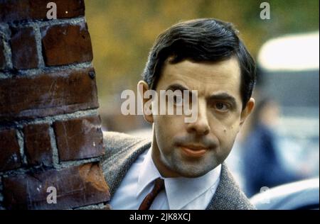 Rowan Atkinson Television: Mr Bean (1990) Ausschließlich Zur Abdeckung Dieses Spezifischen Bewegungsbildes. Januar 1990 **WARNUNG** dieses Foto ist nur für redaktionelle Zwecke bestimmt und unterliegt dem Urheberrecht von TIGER ASPECT und/oder dem von der Film- oder Produktionsgesellschaft beauftragten Fotografen und darf nur durch Veröffentlichungen in Verbindung mit der Werbung für den oben genannten Film reproduziert werden. Eine obligatorische Gutschrift für TIGER ASPECT ist erforderlich. Der Fotograf sollte ebenfalls angerechnet werden, wenn er bekannt ist. Ohne schriftliche Genehmigung der Film Company kann keine kommerzielle Nutzung gewährt werden. Stockfoto