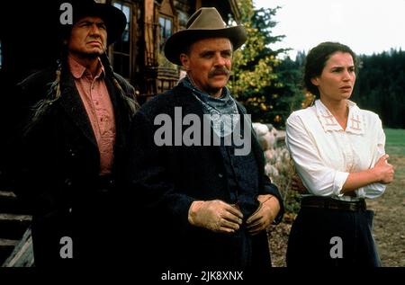 Gordon Tootoosis, Anthony Hopkins & Julia Ormond Film: Legends of the Fall (USA 1994) Charaktere: One Stab,Col. William Ludlow & Susannah Fincannon Ludlow Regie: Edward Zwick 23 December 1994 **WARNUNG** Dieses Foto ist nur für redaktionelle Zwecke bestimmt und unterliegt dem Copyright von COLUMBIA TRISTAR und/oder des Fotografen, der von der Film- oder Produktionsfirma beauftragt wurde und darf nur von Publikationen im Zusammenhang mit der Bewerbung des oben genannten Films reproduziert werden. Eine obligatorische Gutschrift an COLUMBIA TRISTAR ist erforderlich. Der Fotograf sollte auch bei Bekanntwerden des Fotos gutgeschrieben werden. Ohne eine kommerzielle Nutzung kann keine Verwendung gewährt werden Stockfoto