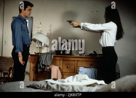 Ray Liotta & Madeleine Stowe Film Unlawful Entry (USA/JP 1992) Charaktere: Officer Pete Davis & Karen Carr Regie: Jonathan Kaplan 26. Juni 1992 **WARNUNG** dieses Foto ist nur für redaktionelle Zwecke bestimmt und unterliegt dem Copyright von 20TH CENTURY FOX und/oder dem von der Film oder Production Company beauftragten Fotografen und kann nur durch Veröffentlichungen in Verbindung mit der Werbung für den oben genannten Film reproduziert werden. Eine obligatorische Gutschrift für 20TH CENTURY FOX ist erforderlich. Der Fotograf sollte ebenfalls angerechnet werden, wenn er bekannt ist. Ohne schriftliche Genehmigung der Film Company kann keine kommerzielle Nutzung gewährt werden. Stockfoto