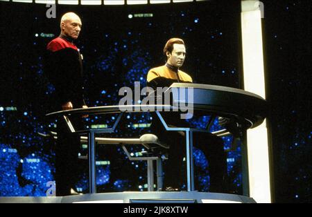 Patrick Stewart & Brent Spiner Film: Star Trek: Generations (USA 1994) Charaktere: Captain Jean-Luc Picard & LT. Commander Data Regie: David Carson 17 November 1994 **WARNUNG** Dieses Foto ist nur für redaktionelle Zwecke bestimmt und unterliegt dem Copyright von PARAMOUNT und/oder des Fotografen, der von der Film- oder Produktionsfirma beauftragt wurde und darf nur von Publikationen im Zusammenhang mit der Bewerbung des oben genannten Films reproduziert werden. Eine obligatorische Gutschrift an PARAMOUNT ist erforderlich. Der Fotograf sollte auch bei Bekanntwerden des Fotos gutgeschrieben werden. Ohne schriftliche Genehmigung der Film Company kann keine kommerzielle Nutzung gewährt werden Stockfoto