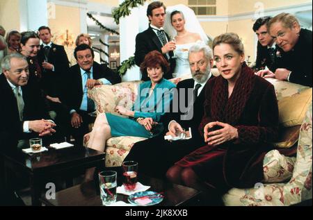 Donald Sutherland & Stockard Channing Familienfilm: Six Degrees Of Separation (1993) Charaktere: John Flanders ('Flan') Kittredge & Regie: Fred Schepisi 08 December 1993 **WARNUNG** Dieses Foto ist nur für redaktionelle Zwecke bestimmt und unterliegt dem Copyright von MGM und/oder dem Fotografen, der von der Film- oder Produktionsfirma beauftragt wurde, und kann nur von Publikationen im Zusammenhang mit der Bewerbung des oben genannten Films reproduziert werden. Eine obligatorische Gutschrift an MGM ist erforderlich. Der Fotograf sollte auch bei Bekanntwerden des Fotos gutgeschrieben werden. Ohne schriftliche Genehmigung der Film Company kann keine kommerzielle Nutzung gewährt werden. Stockfoto