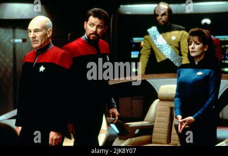 Patrick Stewart, Jonathan Frakes, Michael Dorn & Marina Sirtis Film: Star Trek: Generations (USA 1994) Charaktere: Captain Jean-Luc Picard,Commander William T. Riker,LT. / <a href= Regie: David Carson 17 November 1994 **WARNUNG** Dieses Foto ist nur für redaktionelle Zwecke bestimmt und unterliegt dem Copyright von PARAMOUNT und/oder des Fotografen, der von der Film- oder Produktionsfirma beauftragt wurde, und kann nur durch Publikationen im Zusammenhang mit der Bewerbung des oben genannten Films reproduziert werden. Eine obligatorische Gutschrift an PARAMOUNT ist erforderlich. Der Fotograf sollte auch bei Bekanntwerden des Fotos gutgeschrieben werden. Es kann keine kommerzielle Nutzung erfolgen Stockfoto