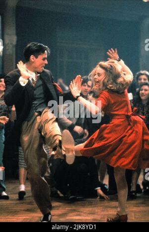 Robert Sean Leonard & Tushka Bergen Film: Swing Kids (USA 1993) Charaktere: Peter Muller & Evey Regie: Thomas Carter 05 May 1993 **WARNUNG** Dieses Foto ist nur für redaktionelle Verwendung bestimmt und unterliegt dem Copyright von HOLLYWOOD-BILDERN und/oder dem von der Film- oder Produktionsfirma beauftragten Fotografen und kann nur durch Publikationen im Zusammenhang mit der Bewerbung des oben genannten Films reproduziert werden. Eine obligatorische Gutschrift für HOLLYWOOD-BILDER ist erforderlich. Der Fotograf sollte auch bei Bekanntwerden des Fotos gutgeschrieben werden. Ohne schriftliche Genehmigung der Film Company kann keine kommerzielle Nutzung gewährt werden. Stockfoto