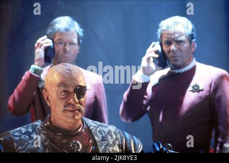 Christopher Plummer, DeForest Kelley & William Shatner Film: Star Trek VI: The Undiscovered Country (USA 1989) Charaktere: GENERAL CHANG, DR. LEONARD Director: Nicholy Meyer 03 December 1991 **WARNUNG** Dieses Foto ist nur für redaktionelle Verwendung bestimmt und unterliegt dem Copyright von PARAMOUNT PICTURES und/oder des Fotografen, der von der Film- oder Produktionsfirma beauftragt wurde und darf nur von Publikationen im Zusammenhang mit der Bewerbung des oben genannten Films reproduziert werden. Eine obligatorische Gutschrift für PARAMOUNT-BILDER ist erforderlich. Der Fotograf sollte auch bei Bekanntwerden des Fotos gutgeschrieben werden. Eine kommerzielle Nutzung kann ohne diese nicht gewährt werden Stockfoto