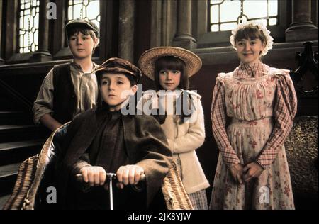 Andrew Knott, Heydon Prowse, Kate Maberly & Laura Crossley Film: The Secret Garden (USA 1993) Charaktere: Dickon, Colin Craven, Mary Lennox, Martha Regie: Agnieszka Holland 13. August 1993 **WARNUNG** Dieses Foto ist nur für redaktionelle Zwecke bestimmt und unterliegt dem Copyright von WARNER BROS. Und/oder des Fotografen, der von der Film- oder Produktionsfirma beauftragt wurde und nur durch Publikationen im Zusammenhang mit der Bewerbung des oben genannten Films reproduziert werden kann. Eine obligatorische Gutschrift an WARNER BROS. Ist erforderlich. Der Fotograf sollte auch bei Bekanntwerden des Fotos gutgeschrieben werden. Ohne schriftliche Genehmigung kann keine kommerzielle Nutzung gewährt werden Stockfoto