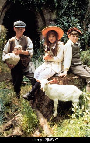 Heydon Prowse, Kate Maberly & Andrew Knott Film: The Secret Garden (USA 1993) Charaktere: Colin Craven, Mary Lennox, Dickon Regie: Agnieszka Holland 13. August 1993 **WARNUNG** Dieses Foto ist nur für redaktionelle Zwecke bestimmt und unterliegt dem Copyright von WARNER BROS. Und/oder des Fotografen, der von der Film- oder Produktionsfirma beauftragt wurde und nur durch Publikationen im Zusammenhang mit der Bewerbung des oben genannten Films reproduziert werden kann. Eine obligatorische Gutschrift an WARNER BROS. Ist erforderlich. Der Fotograf sollte auch bei Bekanntwerden des Fotos gutgeschrieben werden. Ohne schriftliche Genehmigung der Film Co. Kann keine kommerzielle Nutzung gewährt werden Stockfoto