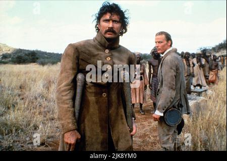 Patrick Bergin & Iain Glen Film: Mountains of the Moon (USA 1990) Charaktere: Richard Francis Burton, John Hanning Speke Regie: Bob Rafelson 16 February 1990 **WARNUNG** Dieses Foto ist nur für den redaktionellen Gebrauch bestimmt und unterliegt dem Copyright von CAROLCO BILDERN und/oder dem Fotografen, der von der Film- oder Produktionsfirma beauftragt wurde und darf nur von Publikationen im Zusammenhang mit der Bewerbung des oben genannten Films reproduziert werden. Eine obligatorische Gutschrift für CAROLCO-BILDER ist erforderlich. Der Fotograf sollte auch bei Bekanntwerden des Fotos gutgeschrieben werden. Ohne schriftliche Genehmigung des Films kann keine kommerzielle Nutzung gewährt werden Stockfoto