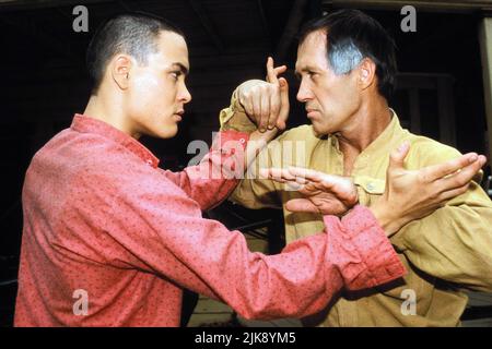 Brandon Lee & David Carradine Television: Kung Fu: The Legend Continues (1993) Regie: Jorge Montesi, Paul Shapiro 27. Januar 1993 **WARNUNG** dieses Foto ist nur für redaktionelle Zwecke bestimmt und unterliegt dem Copyright von WARNER BROS und/oder dem Fotografen, der von der Film or Production Company zugewiesen wurde. Eine obligatorische Gutschrift für WARNER BROS ist erforderlich. Der Fotograf sollte ebenfalls angerechnet werden, wenn er bekannt ist. Ohne schriftliche Genehmigung der Film Company kann keine kommerzielle Nutzung gewährt werden. Stockfoto