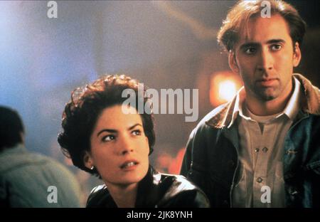 Lara Flynn Boyle & Nicolas Cage Film: Red Rock West (USA 1993) Charaktere: Suzanne Brown / Ann McCord, Michael Williams Regie: John Dahl 16 June 1993 **WARNUNG** Dieses Foto ist nur für redaktionelle Zwecke bestimmt und unterliegt dem Copyright von POLYGRAM und/oder dem Fotografen, der von der Film- oder Produktionsfirma beauftragt wurde, und kann nur von Publikationen im Zusammenhang mit der Bewerbung des oben genannten Films reproduziert werden. Eine obligatorische Gutschrift an POLYGRAM ist erforderlich. Der Fotograf sollte auch bei Bekanntwerden des Fotos gutgeschrieben werden. Ohne schriftliche Genehmigung der Film Company kann keine kommerzielle Nutzung gewährt werden. Stockfoto