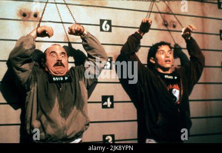 Bob Hoskins & John Leguizamo Film Super Mario Bros. (1992) Charaktere: Mario Mario, Luigi Mario Regie: Annabel Jankel 28. Mai 1993 **WARNUNG** dieses Foto ist nur für redaktionelle Zwecke bestimmt und unterliegt dem Urheberrecht von ALLIIERTEN Filmemachern und/oder dem Fotografen, der von der Film- oder Produktionsgesellschaft beauftragt wurde. Eine obligatorische Gutschrift für ALLIIERTE Filmemacher ist erforderlich. Der Fotograf sollte ebenfalls angerechnet werden, wenn er bekannt ist. Ohne schriftliche Genehmigung der Film Company kann keine kommerzielle Nutzung gewährt werden. Stockfoto